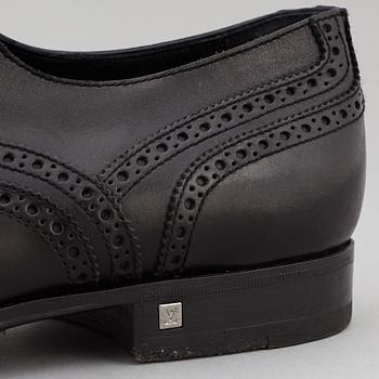 LOUIS VUITTON, a pair of black leather brogues, size 9½.