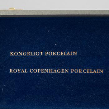 Trancherbestick, ett par, porslin, Royal Copenhagen, "Musselmalet", 1900-tal.