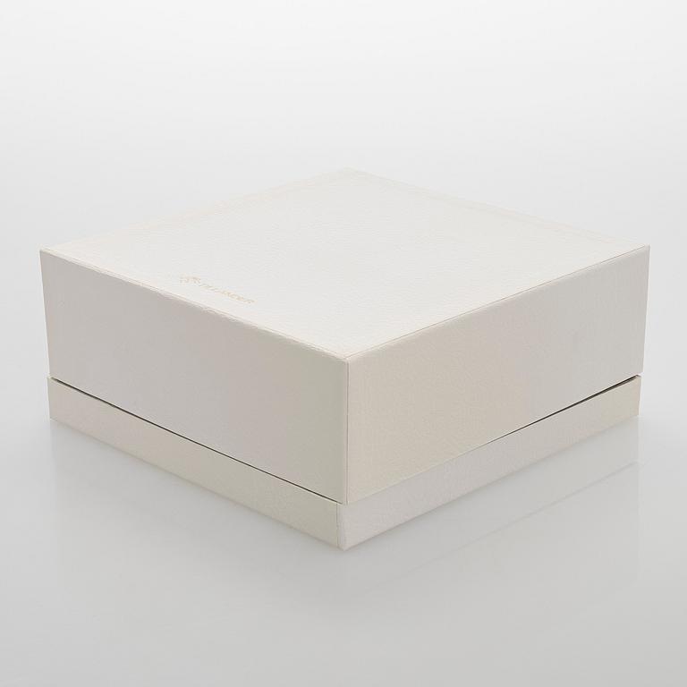 A. Tillander, skål, sterlingsilver och emalj, Åbo 2005.