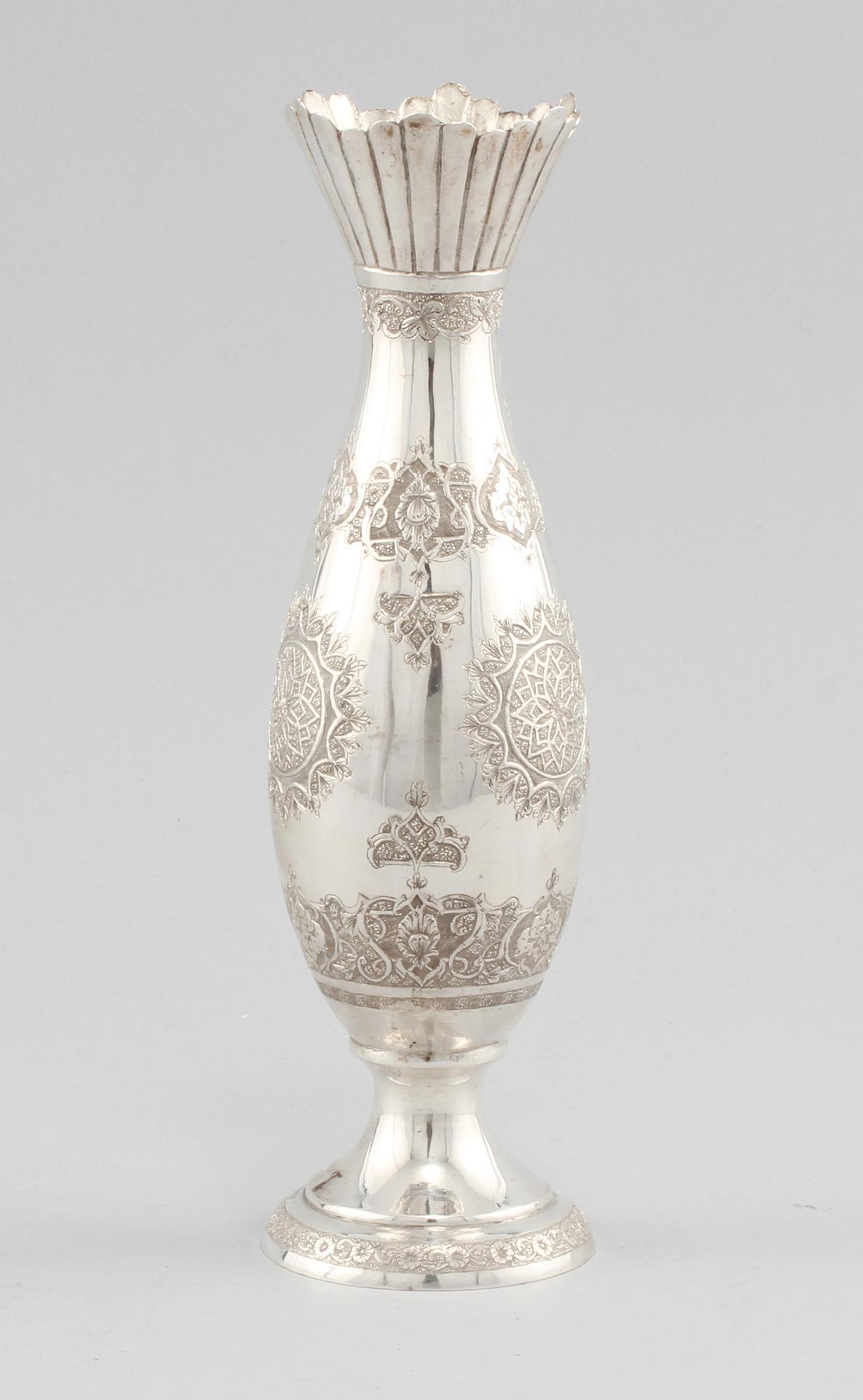 VAS, silver, Iran, 1900-talets första hälft. Vikt 300 g.