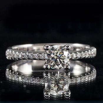 RING, 18K vitguld, diamanter tot. 0,75 ct. Vikt 3,0 g.