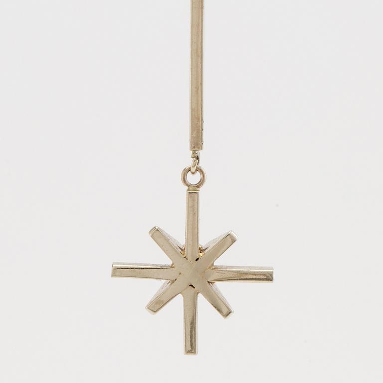 Ett örhänge 18K vitguld med en rund briljantslipad diamant.