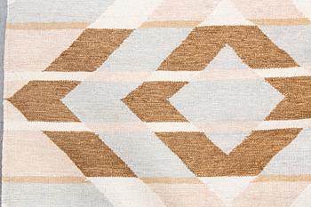 A flat weave carpet ca 240 x 170 cm.