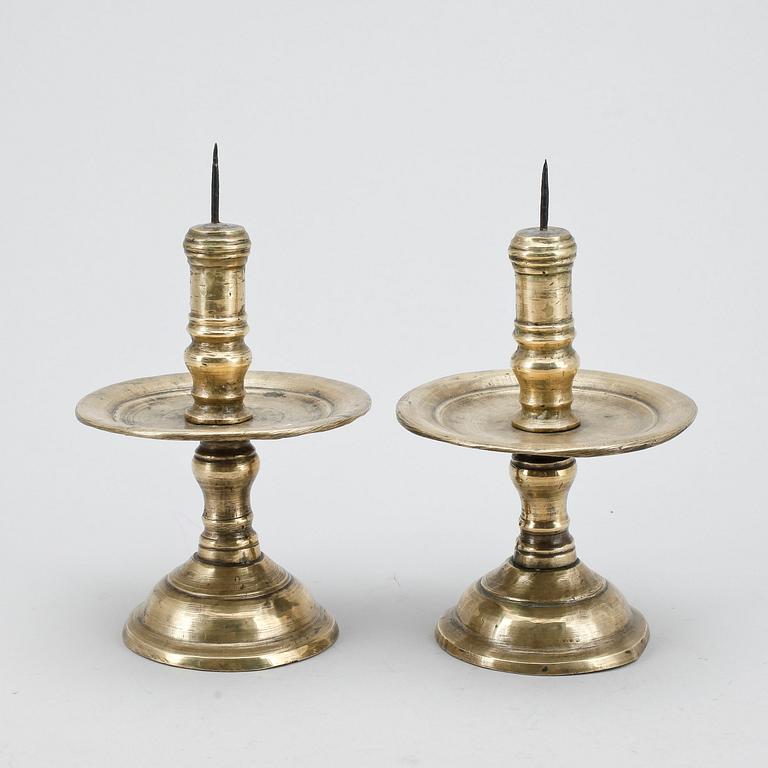 LJUSSTAKAR, ett par, mässing, barock, 1600/1700-tal.