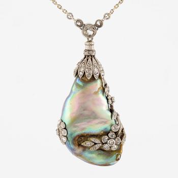 A necklace in 18K white gold with a pearl and old-cut and rose-cut diamonds, circa 1900.