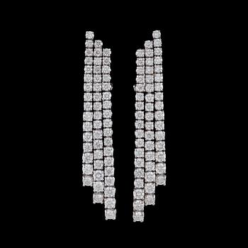 1046. A pair of brilliant cut diamond earrings, tot. app. 6.05 cts.