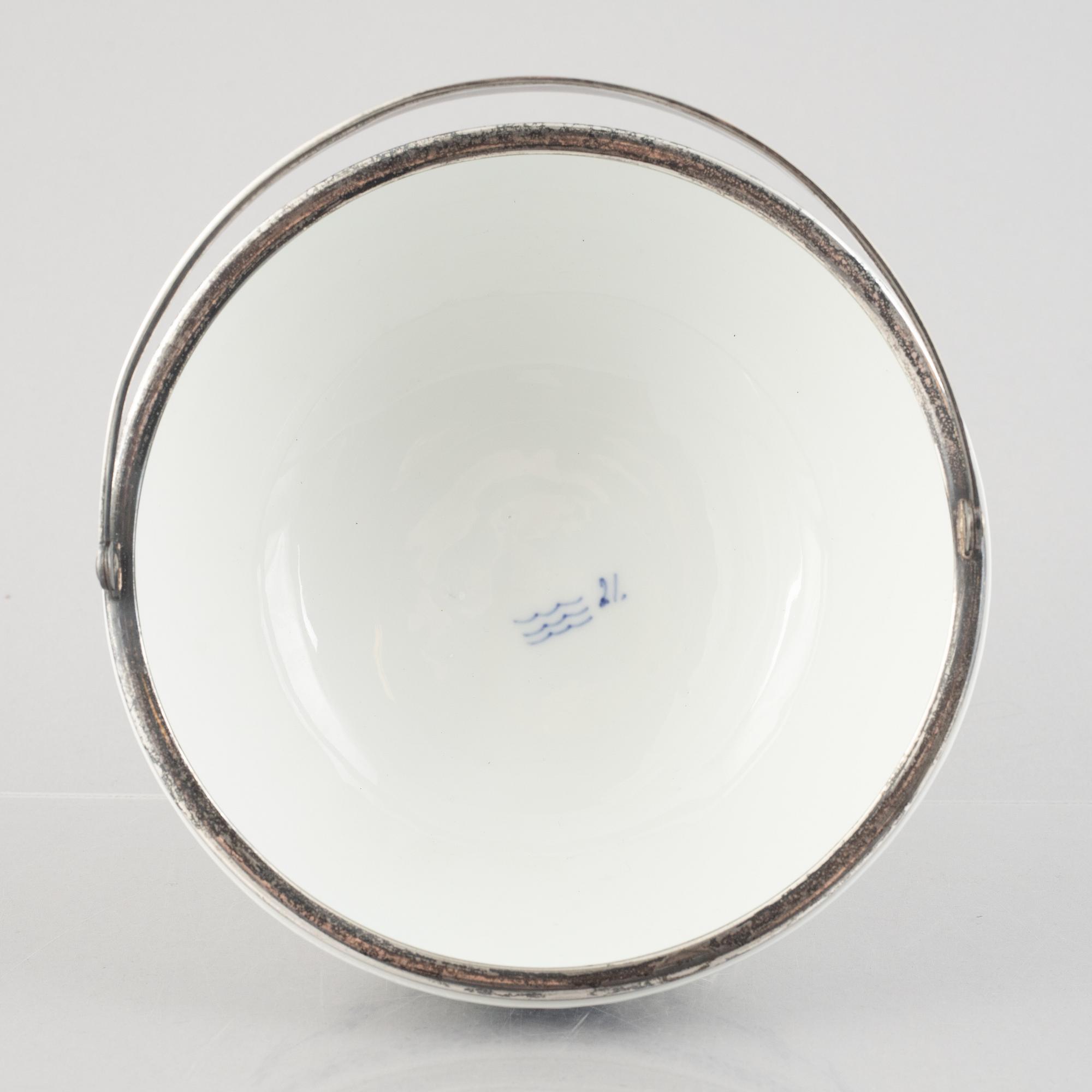 A 'Blue Fluted Half Lace' / 'Musselmalet' bowl with metal fittings, Royal Copenhagen, around 1900.