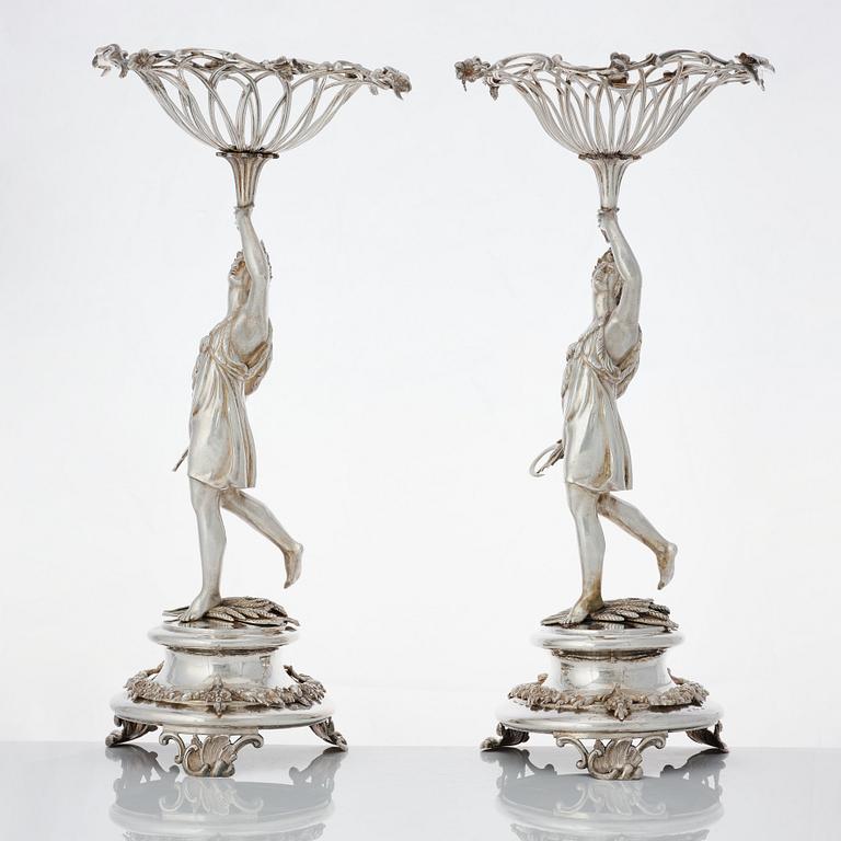 Gustaf Möllenborg, praktskålar, ett par lika, silver, Stockholm 1832. Nyrokoko.