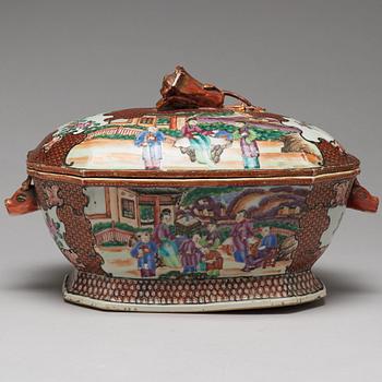 A famille rose tureen with cover and stand, Qing dynasty, Qianlong (1736-95).