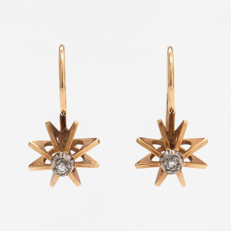 Elis Kauppi, A pair of 14K gold earrings with diamonds ca. 0.01 ct in total. Kupittaan Kulta, Turku.