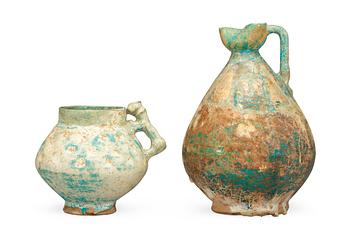 297. KANNA och MUGG. Höjd 23,5 respektive 13,5 cm. Iran 1100-1200-tal. Kannan från Seljuk-perioden, muggen från Keshan.