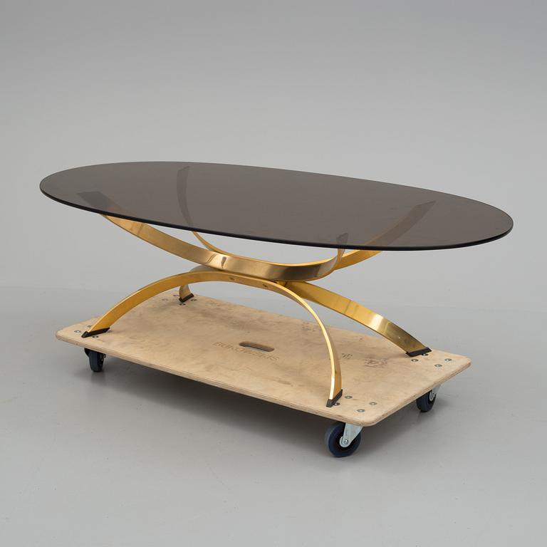 A late 20th century coffee table.