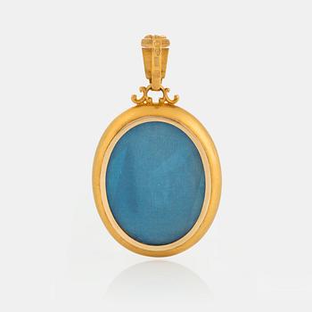 An 18K gold Möllenborg locket.