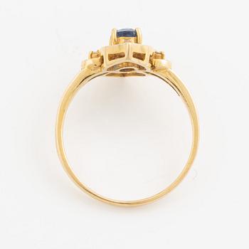 Ring, 14K gold with sapphire and brilliant-cut diamonds.