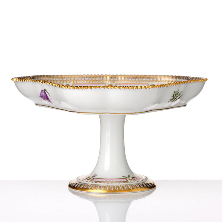 A Royal Copenhagen 'Flora Danica' cakestand, Denmark, 20th Century.