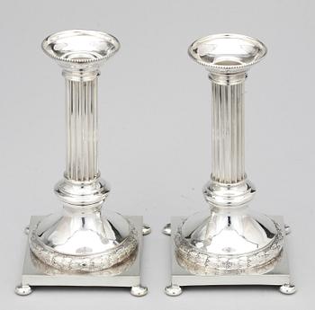 LJUSSTAKAR, ett par, nysilver, gustaviansk stil, KGM, Uppsala, 1900-tal.