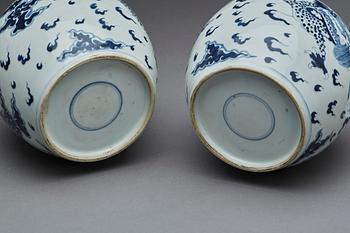 BOJANER, två st, Kina Porslin, 1900-tal.