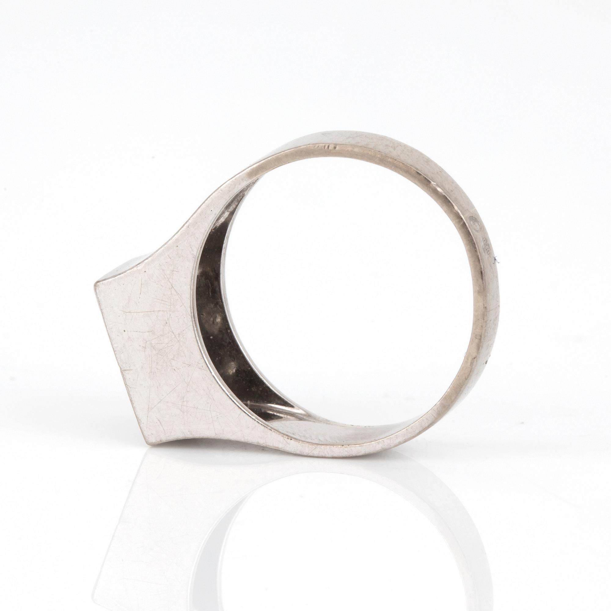 RING. 18 k vitguld. 6 x ca 0,06 ct, 1/81. Totalvikt ca 6 g.