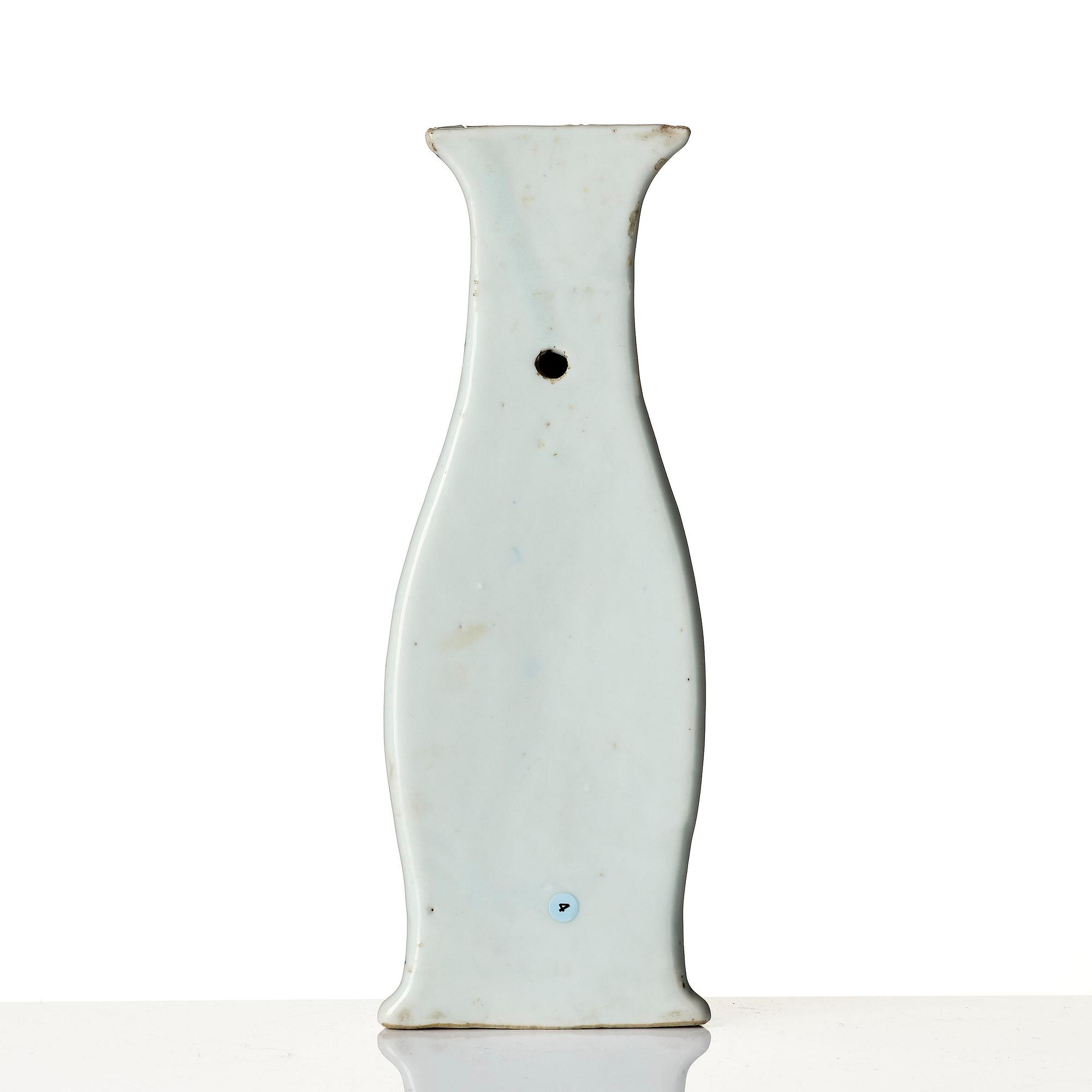 A blue and white pear shaped wall vase, Transition, 17th century.