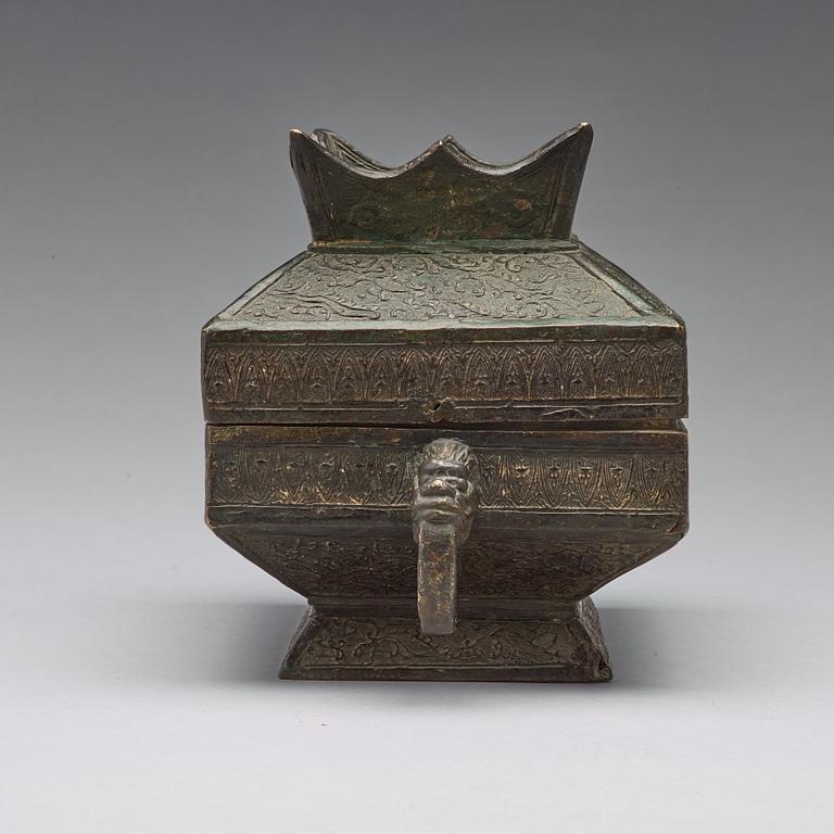 A bronze box with cover, Late Qing dynasty.