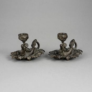 LJUSSTAKAR, ett par, gjutjärn, märkta A. Meves, Berlin, sent 1800-tal.