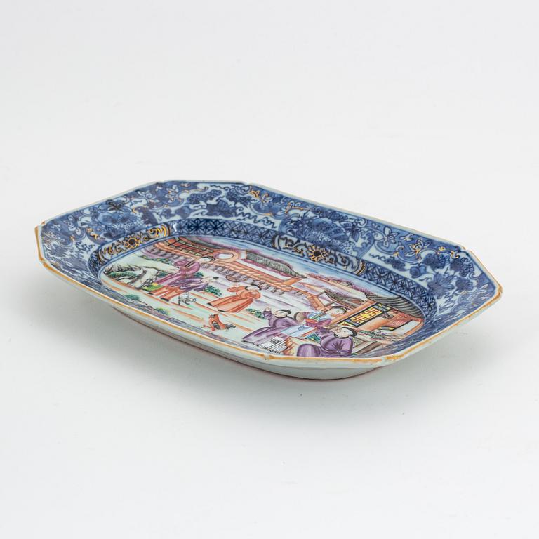 A Chinese porcelain serving dish, Qing dynasty, Qianlong (1736-1795).