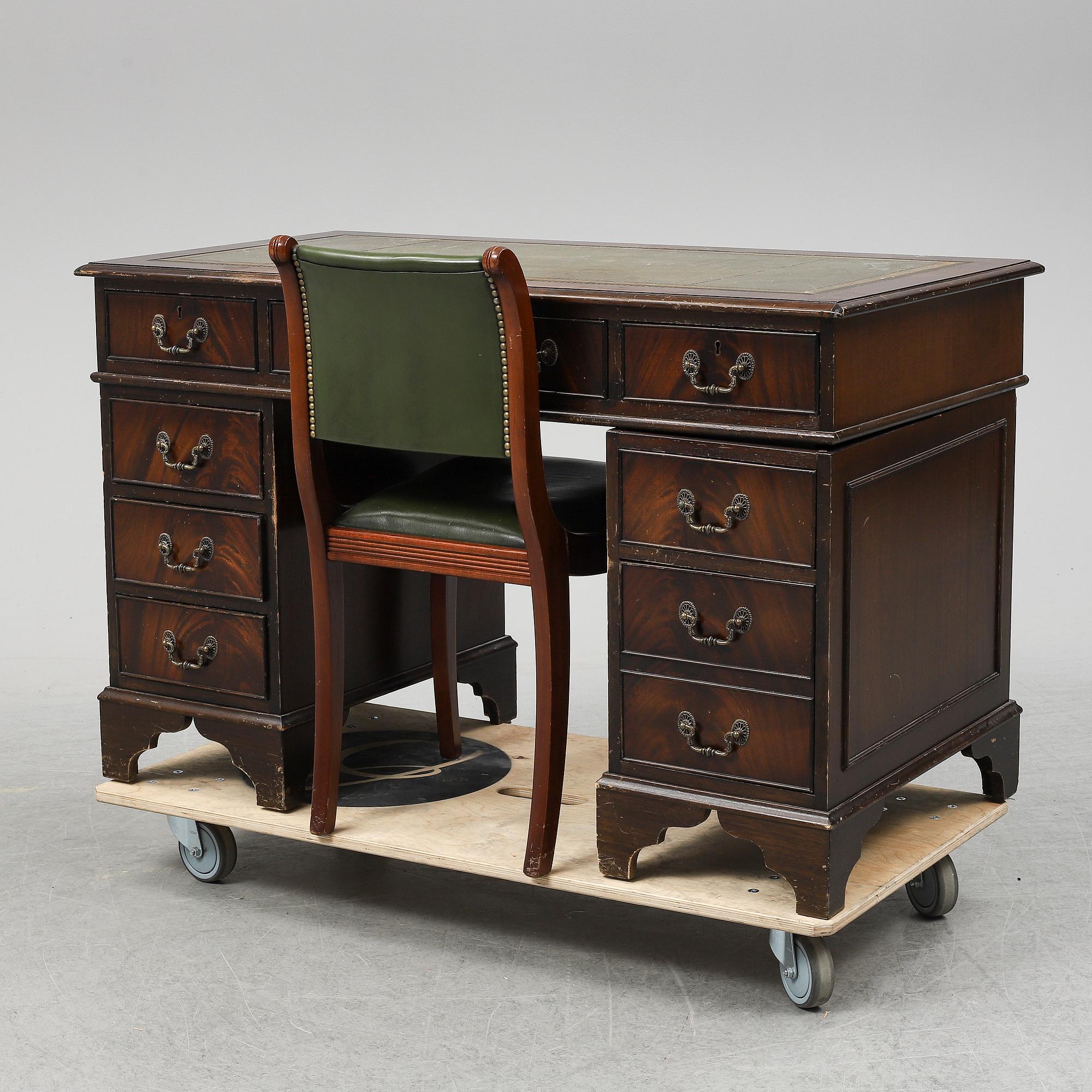 SKRIVBORD OCH STOL, England, 1900-talets slut.