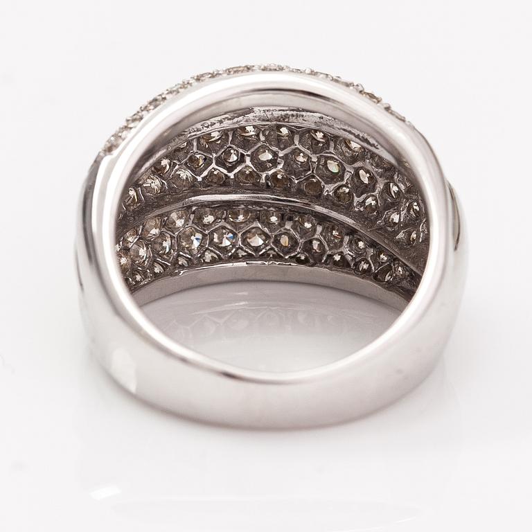 An 18K white gold ring with diamonds ca. 3.51 ct in total.