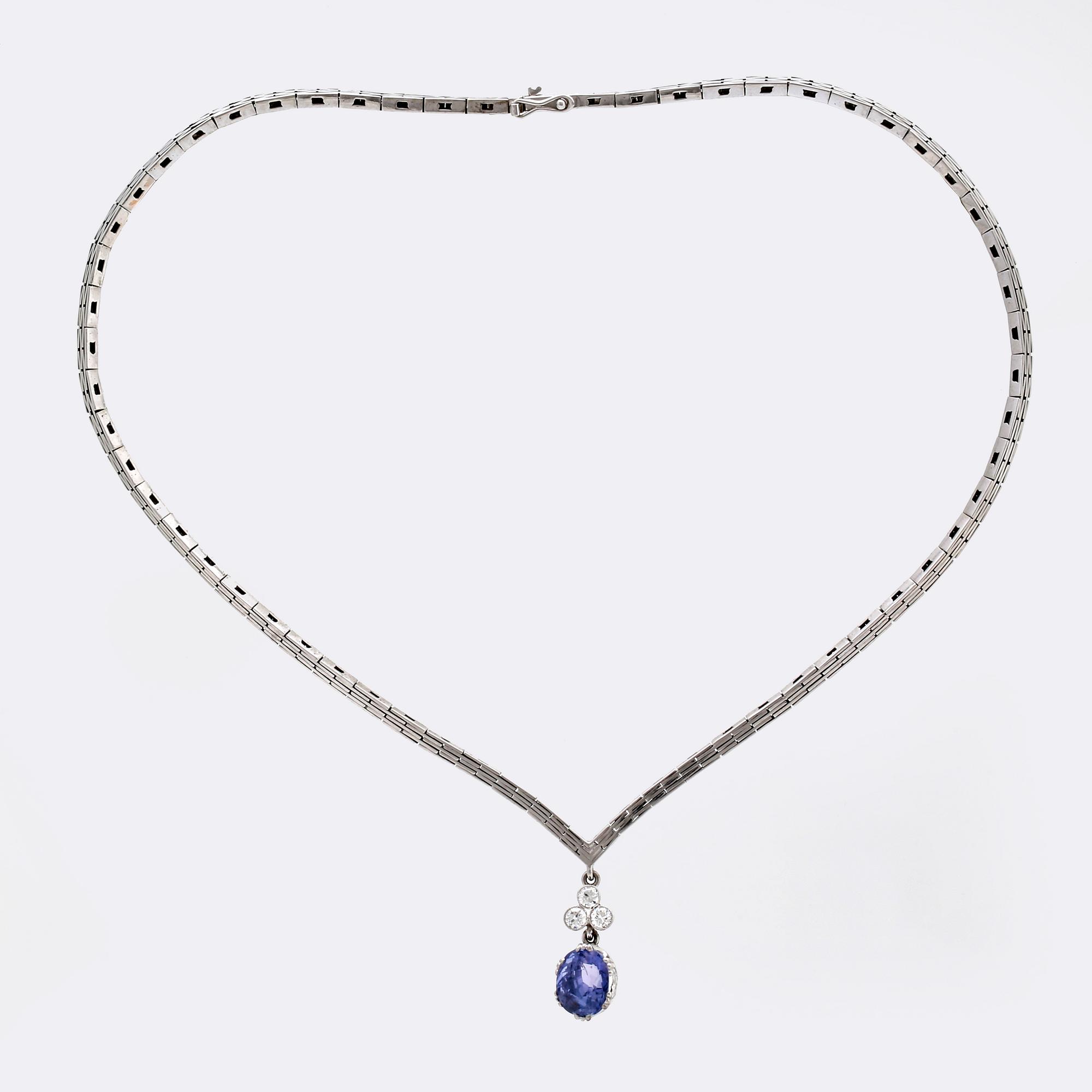 Necklace 18K whitegold with 1 purple-blue sapphire approx 6 ct  and 3 brilliant-cut diamonds approx 0,40 ct in total.
