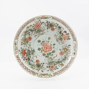 A famille verte dish, Qing dynasty, Kangxi (1662-1722).