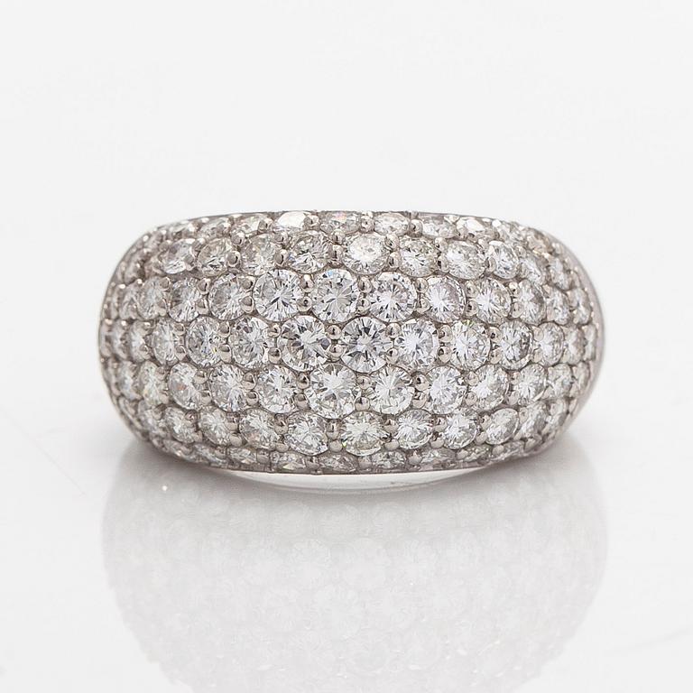 Ring, bombé, platina och briljantslipade diamanter.