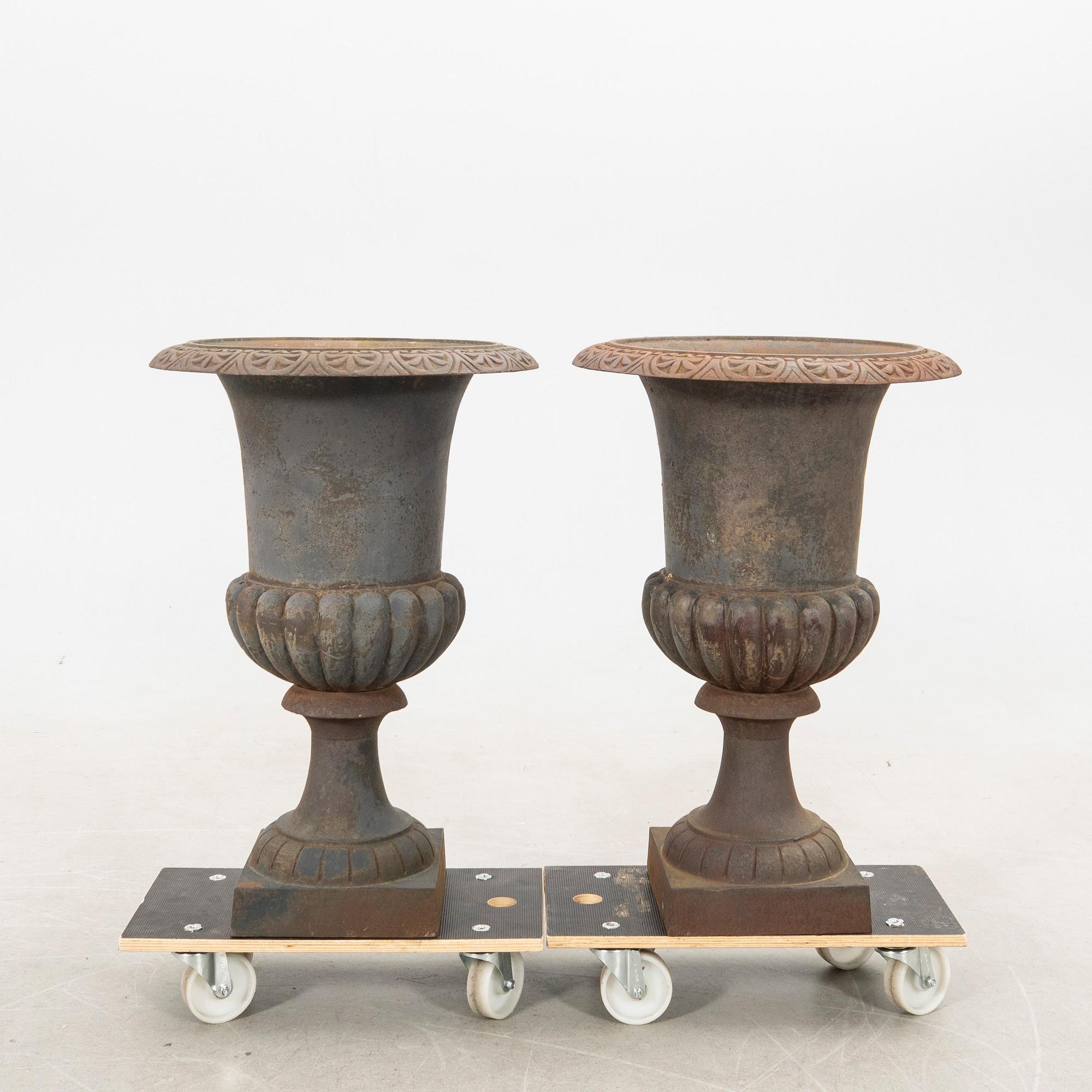 Trädgårdsurnor, 1 par, gjutjärn.