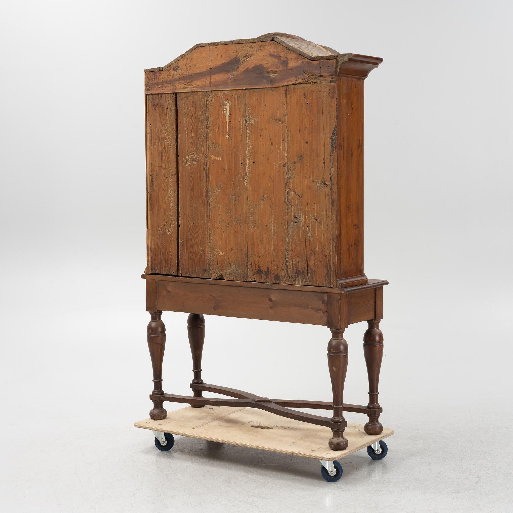 Vitrinskåp överdel, rokoko, 1700-tal, på senare benställning.