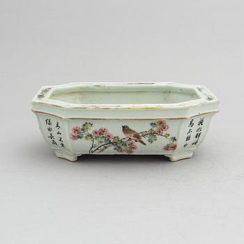 A Chinese porcelain flower pot, first half of the 20th Century.