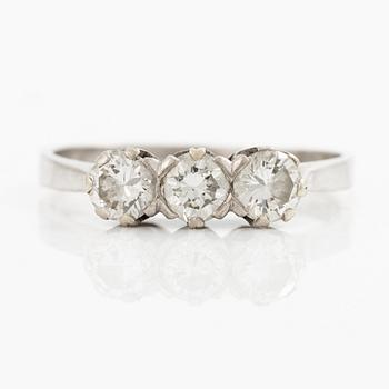 Ring, 18K white gold with three brilliant-cut diamonds totalling 0.92 ct.
