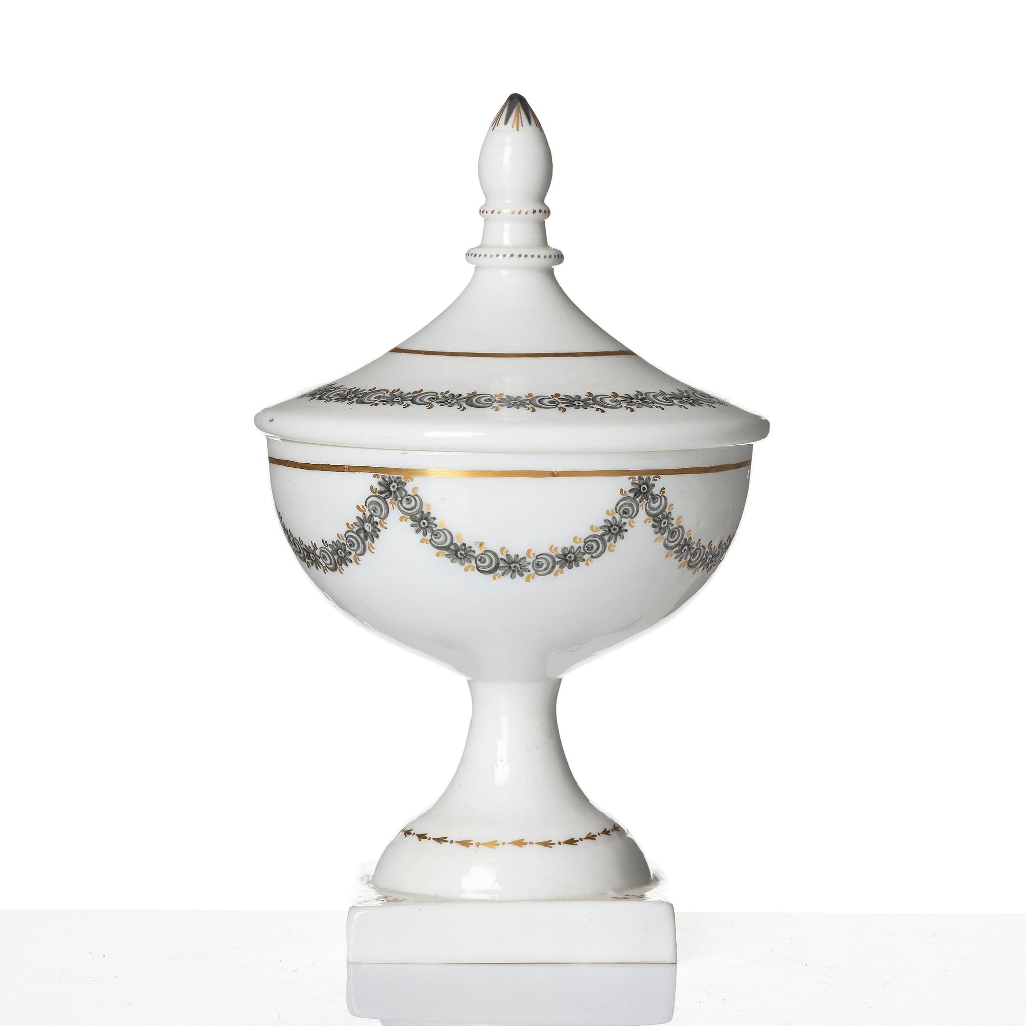 A Swedish glass suger bowl with cover, Strömsbäcks glass works, circa 1800.