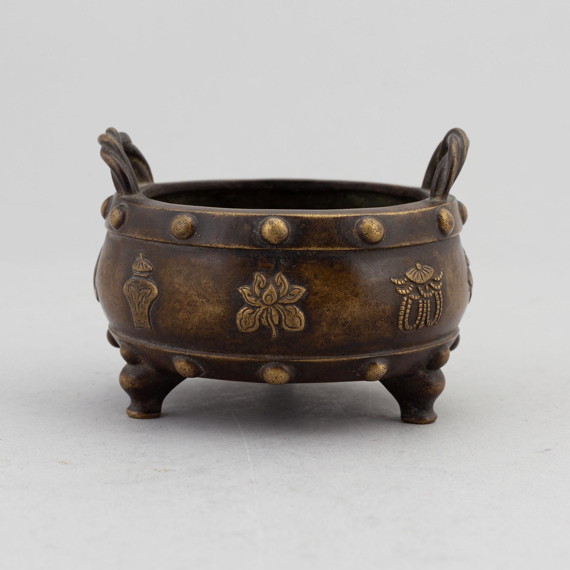 A Qing dynasty incense burner, 19th century.