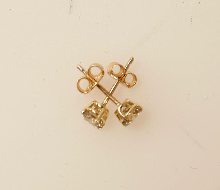 ÖRHÄNGEN, ett par, 14 K guld med briljantslipade diamanter, vardera ca 0,25 ct.