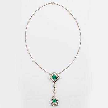 Collier med två fasettslipade smaragder samt gammalslipade diamanter.