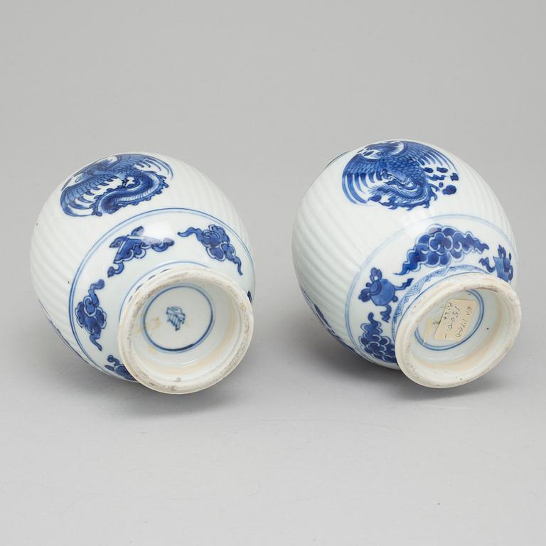 TEKRUKOR, ett par, porslin. Qingdynastin, Kangxi (1662-1722).