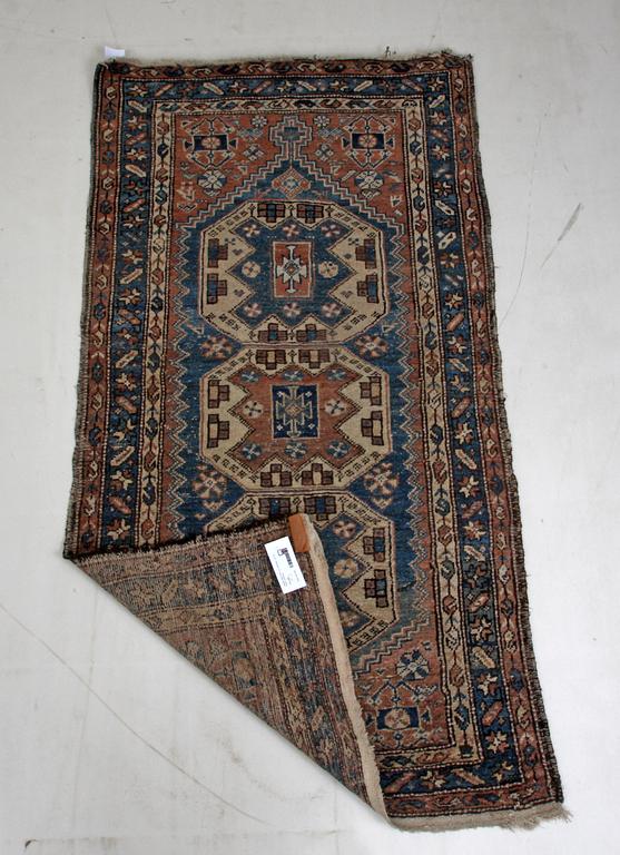 MATTOR, 2 st, Hamadan, old och Ersari, semiantik. Intäkter från auktionen går till Right Livelihood-priset.