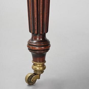 A Regency mahogany dining table, first part 19th century.