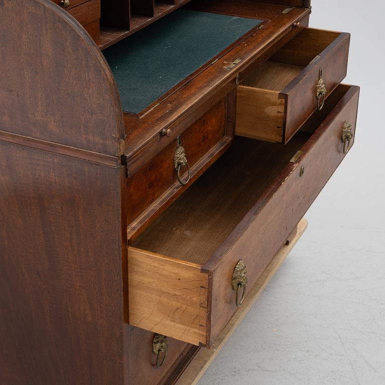 A chest of drawers, 19th Century.