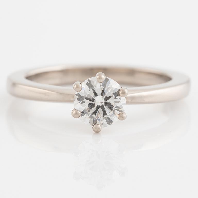 Ring solitär vitguld med briljantslipad diamant 0,70 ct, medföljande GIA dossier.