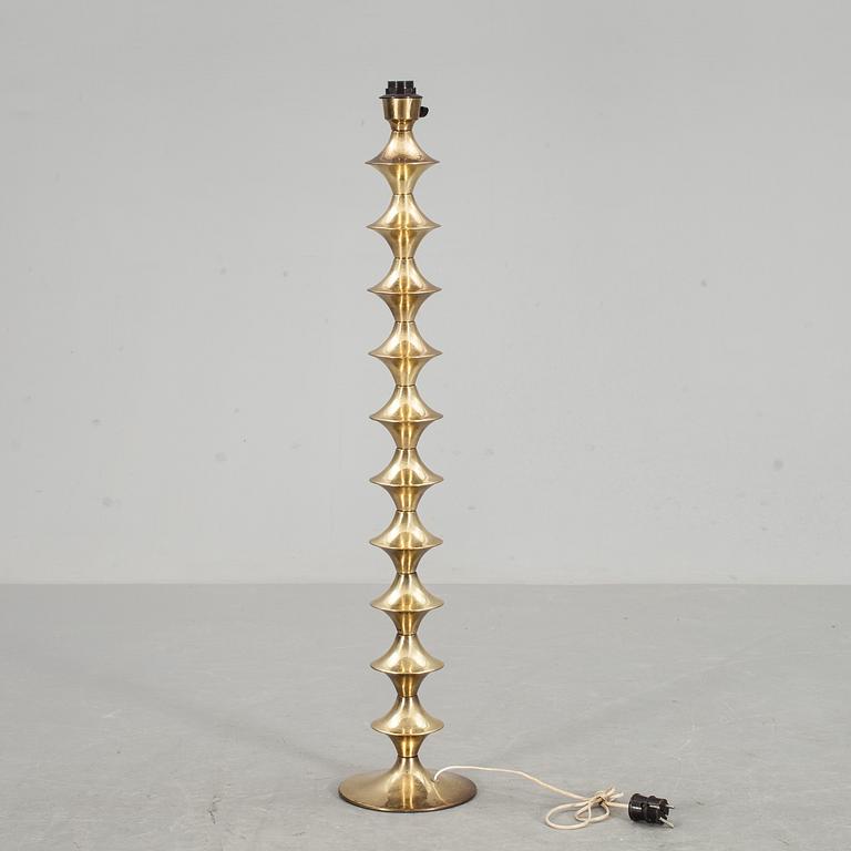 GOLVLAMPA. mässing, 1900-talets andra hälft.