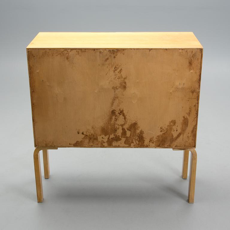 ALVAR AALTO, SKÅP 810. Tillverkad av Oy Huonekalu- ja Rakennustyötehdas Ab, Åbo. 1940-tal.