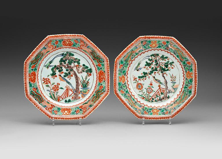 FAT, två stycken, porslin. Qingdynastin Kangxi (1662-1722).