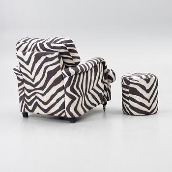 Fåtölj, av Howard-modell, samt pall.