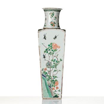 Vas, porslin. Qingdynastin, Kangxi (1662-1722).