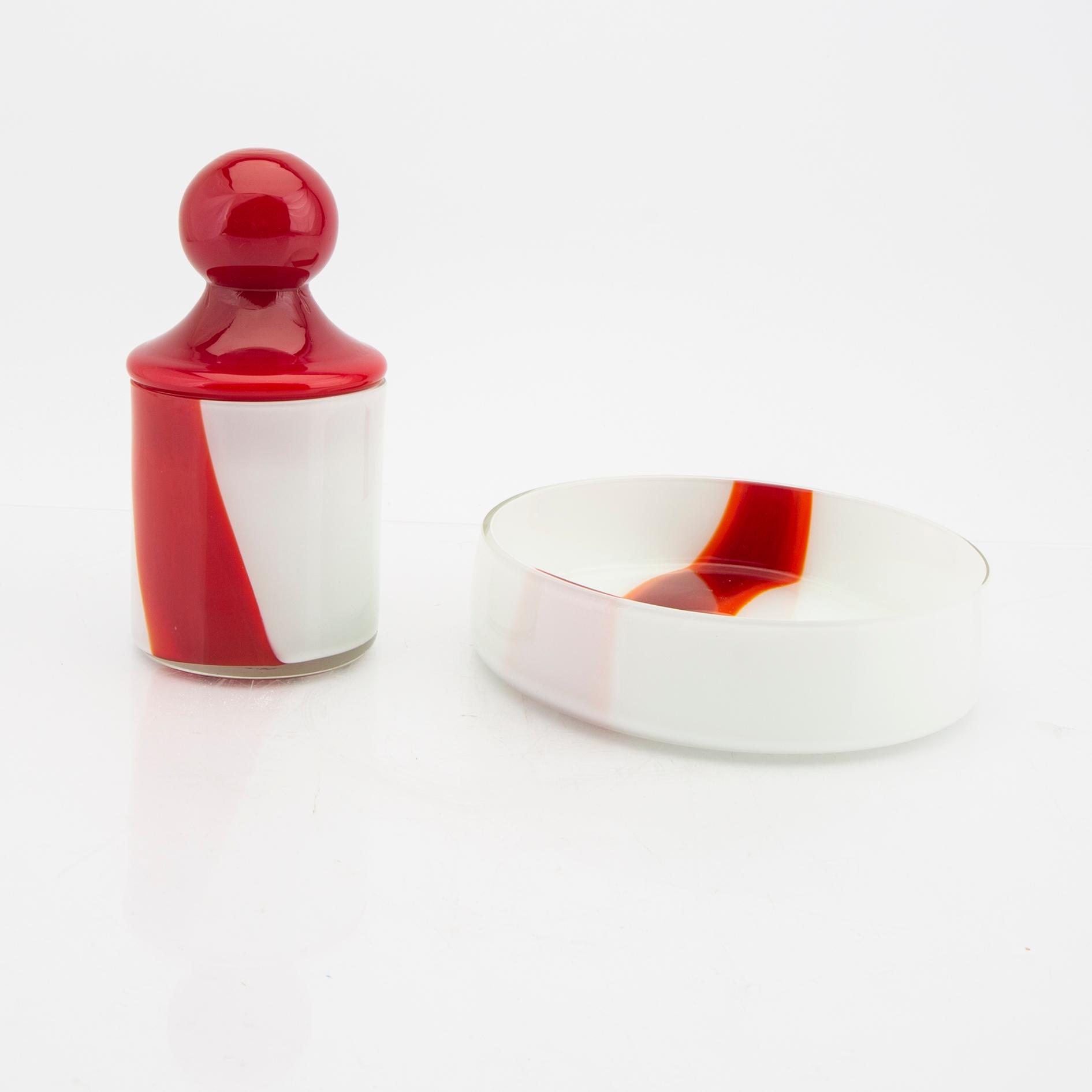 A glas bowl and jar with lid by Carlo Moretti alter part of the 20th century.